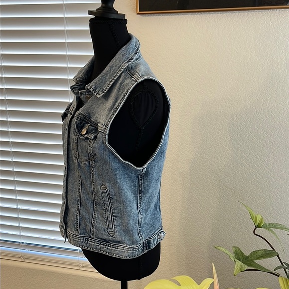 Maurices Light Blue Denim Vest Size L EUC - Picture 4 of 9